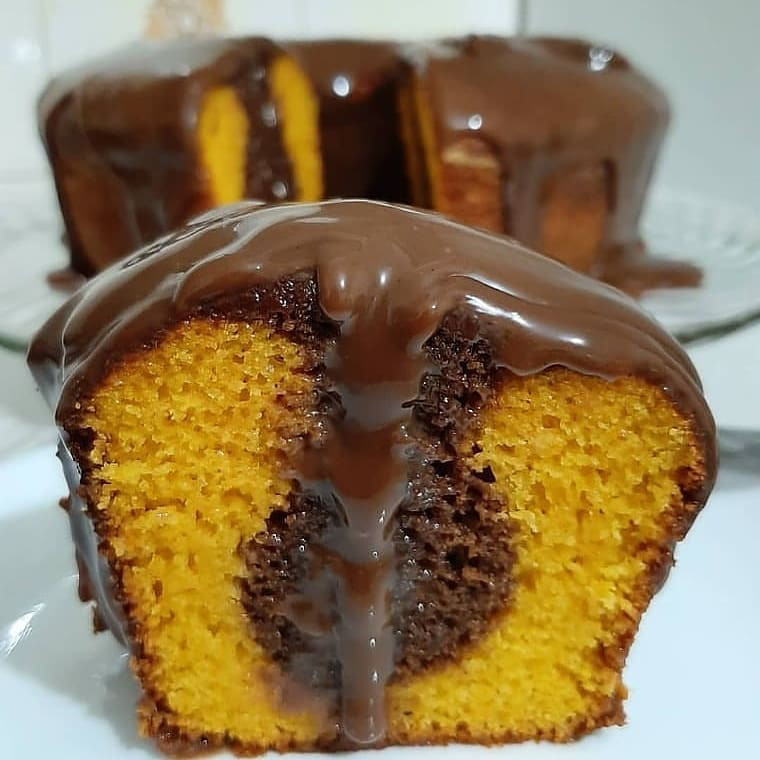 Bolo de cenoura mesclando com chocolate coberto com ganache
