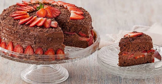 Bolo de Chocolate com Morango - Receita Completa com Recheio e Cobertura