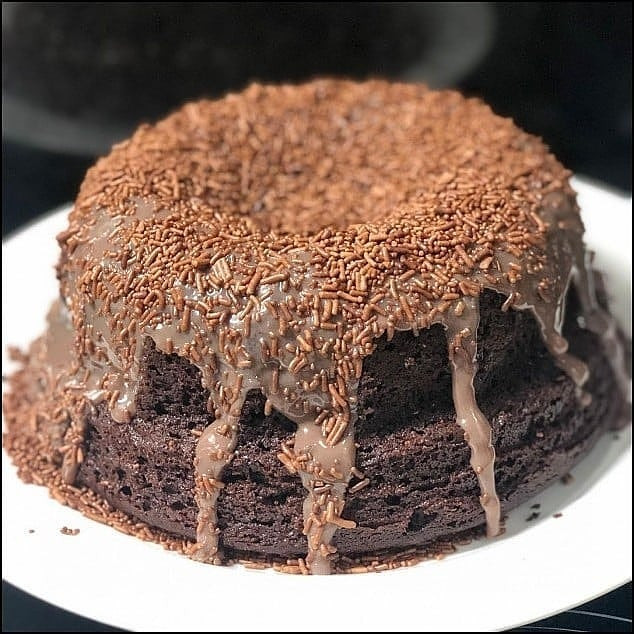 Bolo de Chocolate Fácil e Rápido com Glacê e Granulado