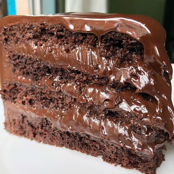 Bolo de Chocolate Molhadinho com Ganache Cremoso e Farinha de Aveia