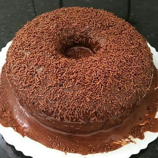 Bolo de Chocolate Surreal com Cobertura Cremosa e Granulado