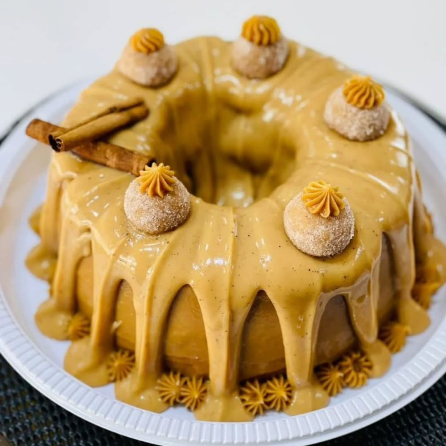 Bolo de Churros com Doce de Leite e Brigadeiro Decorado
