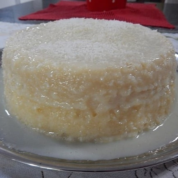 Bolo de Coco de microondas em 10 minutos com cobertura cremosa e coco ralado