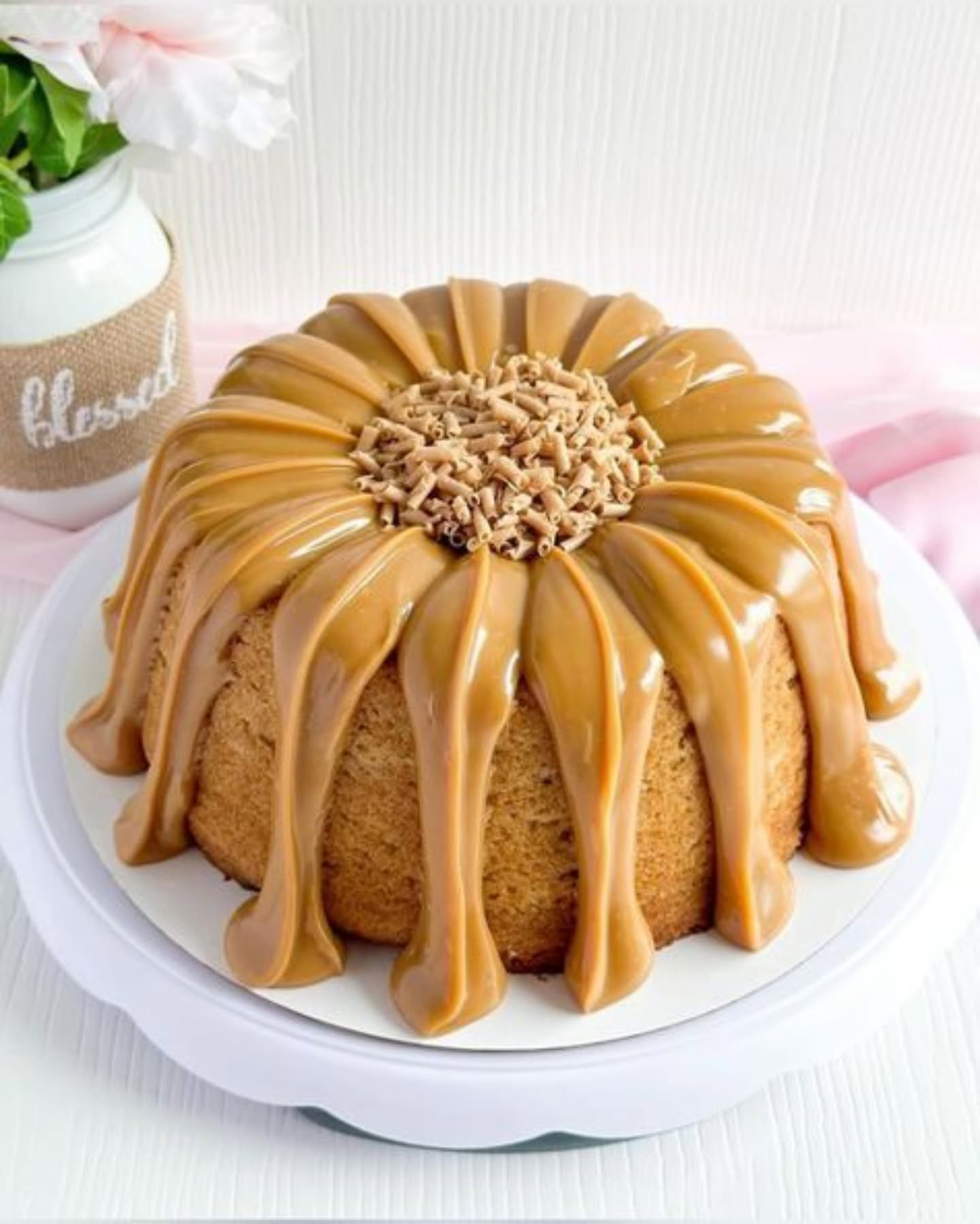 Bolo de Doce de Leite Cremoso com Cobertura Brilhante e Raspas de Chocolate