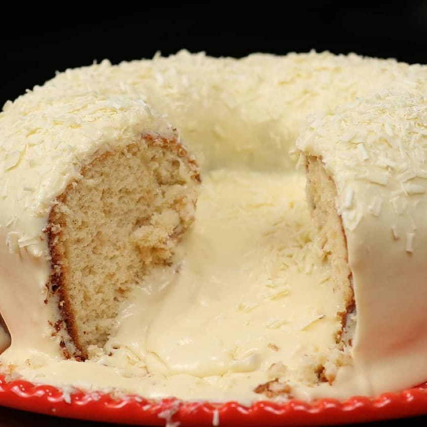 Bolo de Leite Ninho com Recheio Cremoso e Cobertura Chocolate Branco