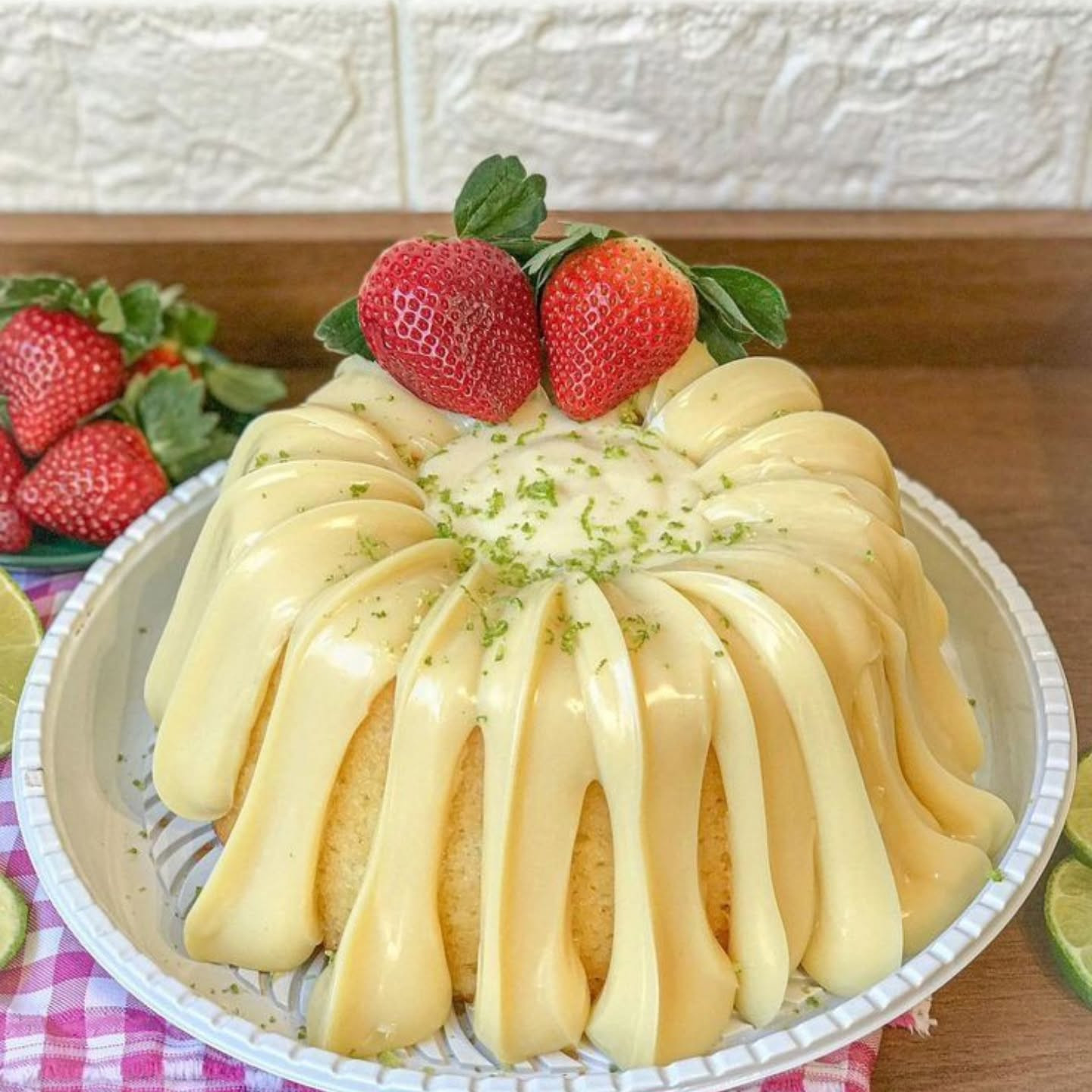 Bolo de Limão com Cobertura Cremosa e Morangos Frescos