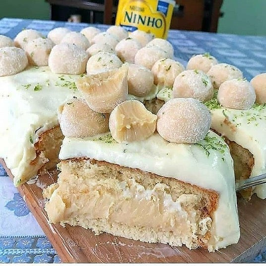 Bolo de Limão com Recheio e Cobertura Mousse