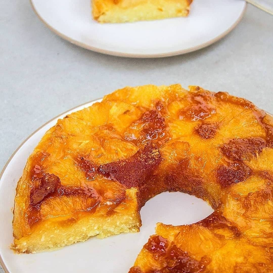 Bolo de Mandioca com Coco e Abacaxi Caramelizado