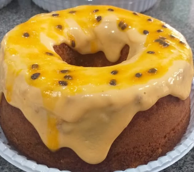 Bolo de Maracujá Delicioso com Cobertura Cremosa e Sementes