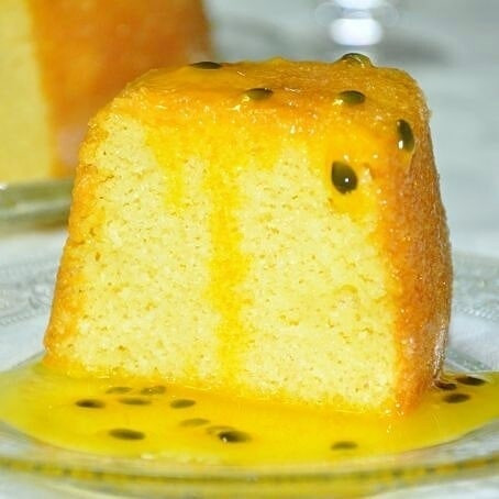 Bolo de maracujá suculento com calda de polpa e sementes