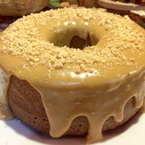 Bolo de Paçoca com cobertura de doce de leite e paçoca esfarelada