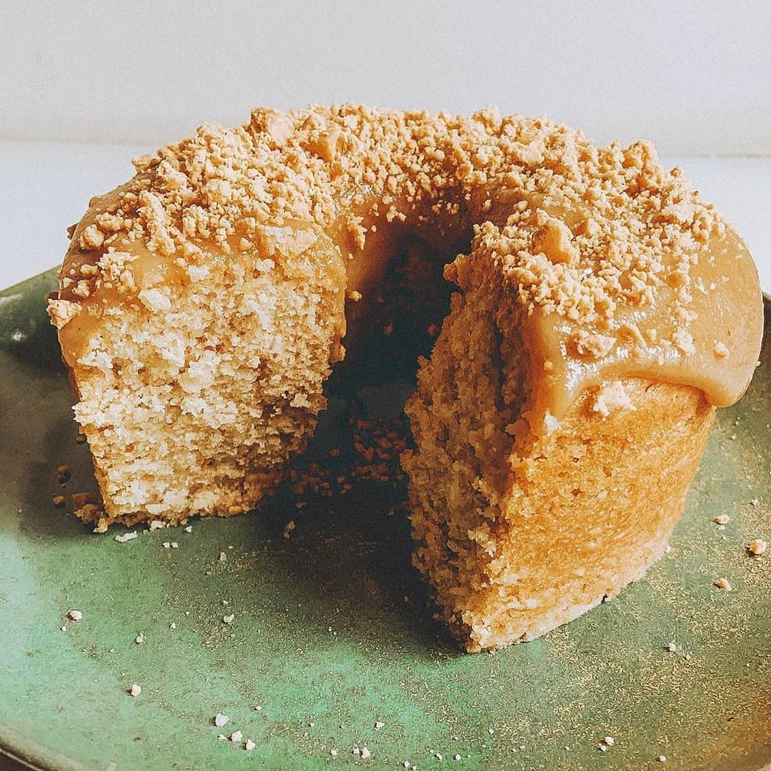 Bolo de Paçoca Vegano: Receita de bolo caseiro com massa fofinha e cobertura cremosa
