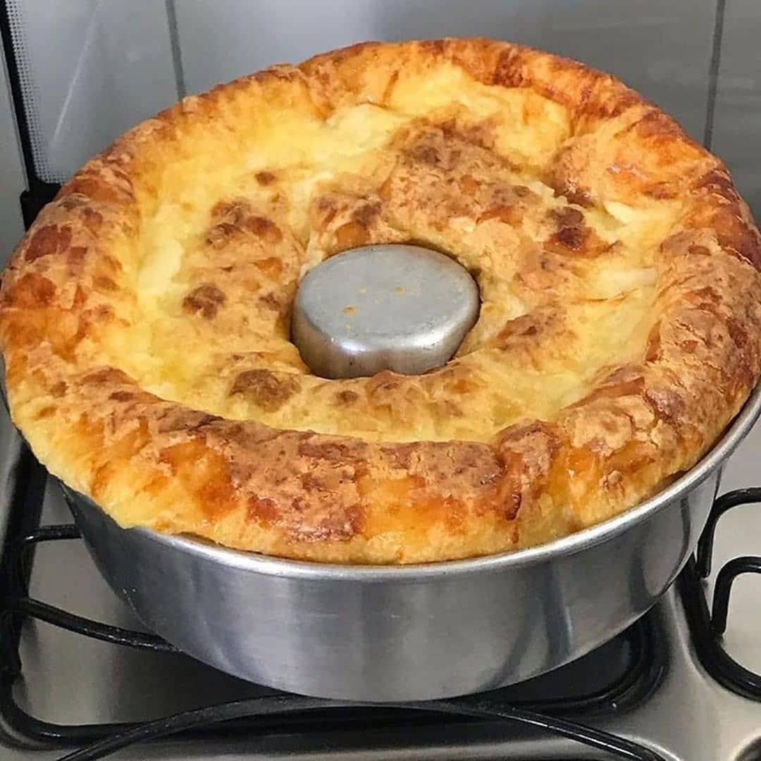 Bolo de Pão de Queijo: Receita rápida com polvilho e queijo, pronto em minutos para o café da manhã