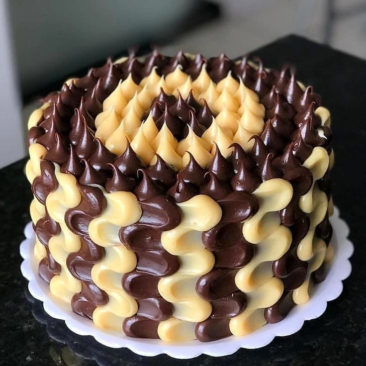 Bolo decorado com recheio de chocolate e doce de leite, técnica ondulada