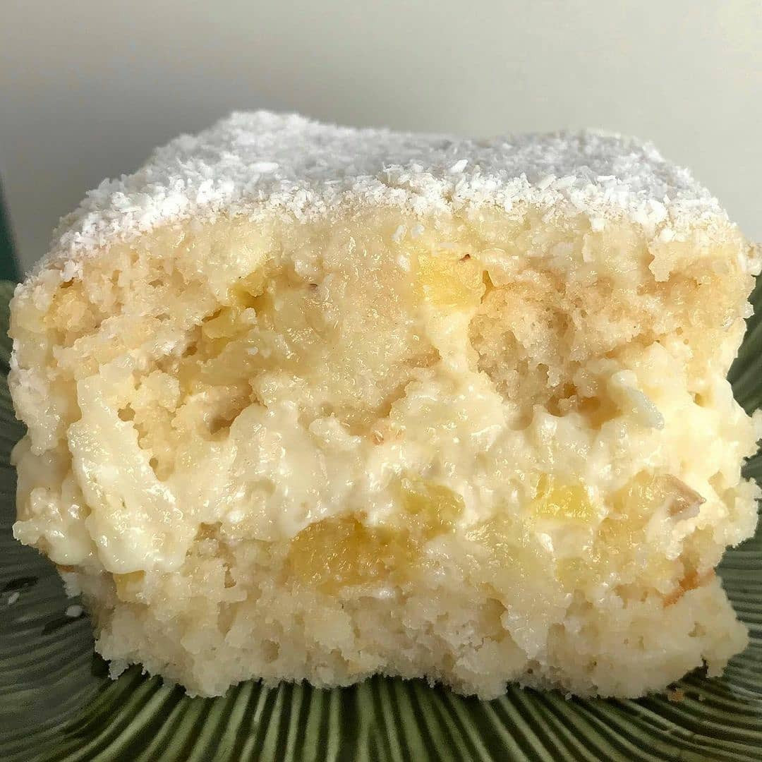 Bolo gelado de Abacaxi com coco: receita completa de bolo frio recheado com abacaxi, brigadeiro branco e cobertura de coco ralado