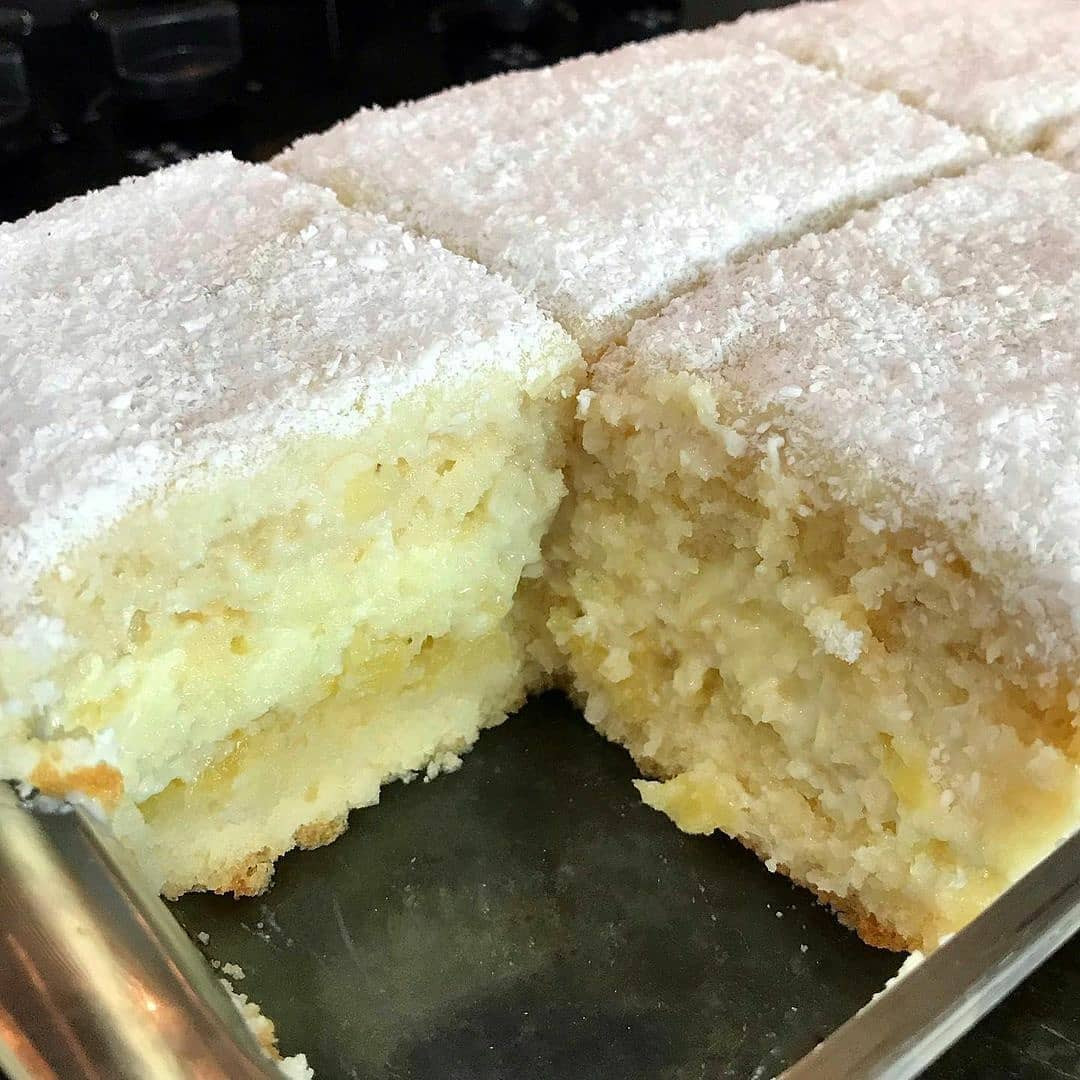 Bolo gelado de Abacaxi com coco: receita completa de bolo frio recheado com abacaxi, brigadeiro branco e cobertura de coco ralado