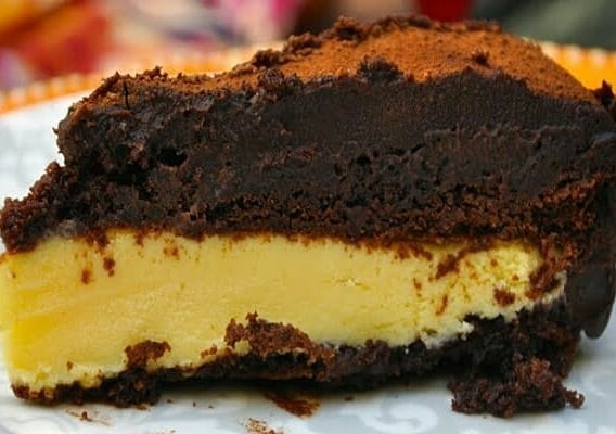 Bolo gelado de chocolate com recheio de maracujá