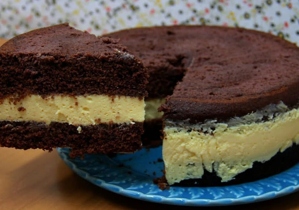 Bolo gelado de chocolate com recheio de maracujá