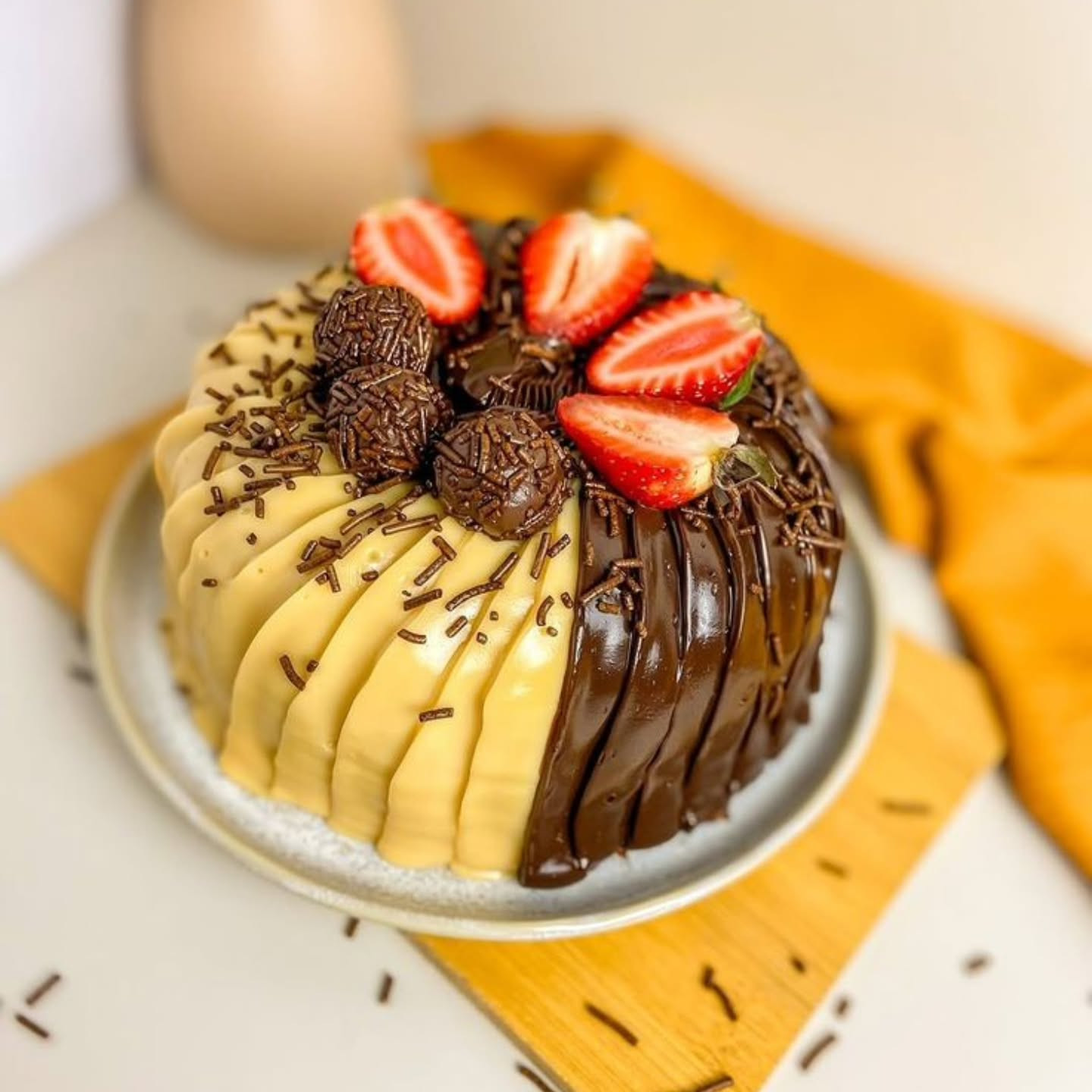 Bolo Mesclado de Brigadeiro e Leite Ninho com Morangos: Receita Completa