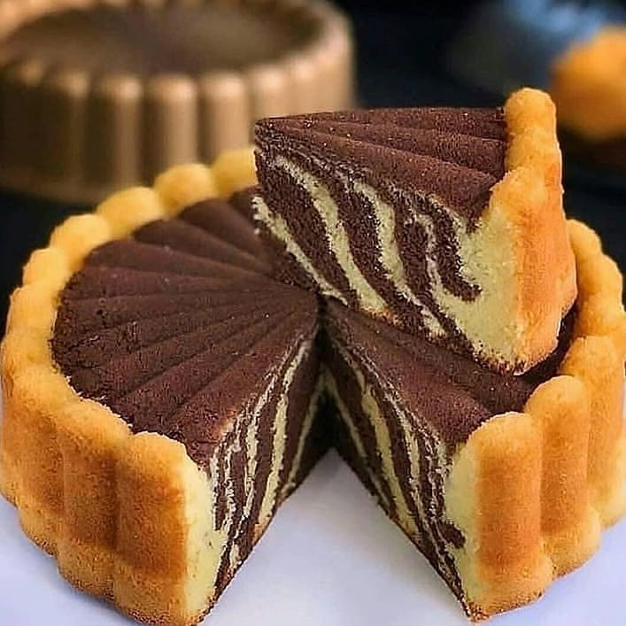 Bolo Mesclado delicioso com padrão zebra de chocolate e baunilha, receita caseira fácil