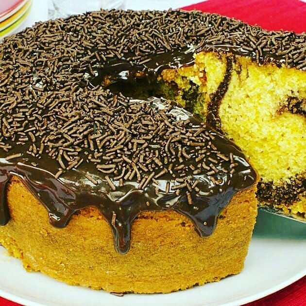 Bolo Mesclado Fofinho com Cobertura de Brigadeiro e Granulado