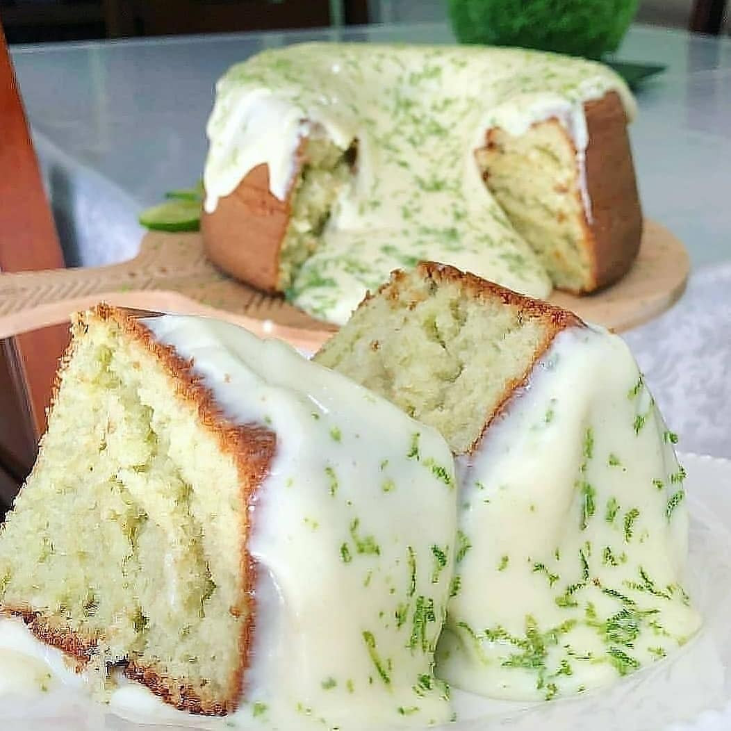 Bolo Mousse de Limão com cobertura branca e raspas