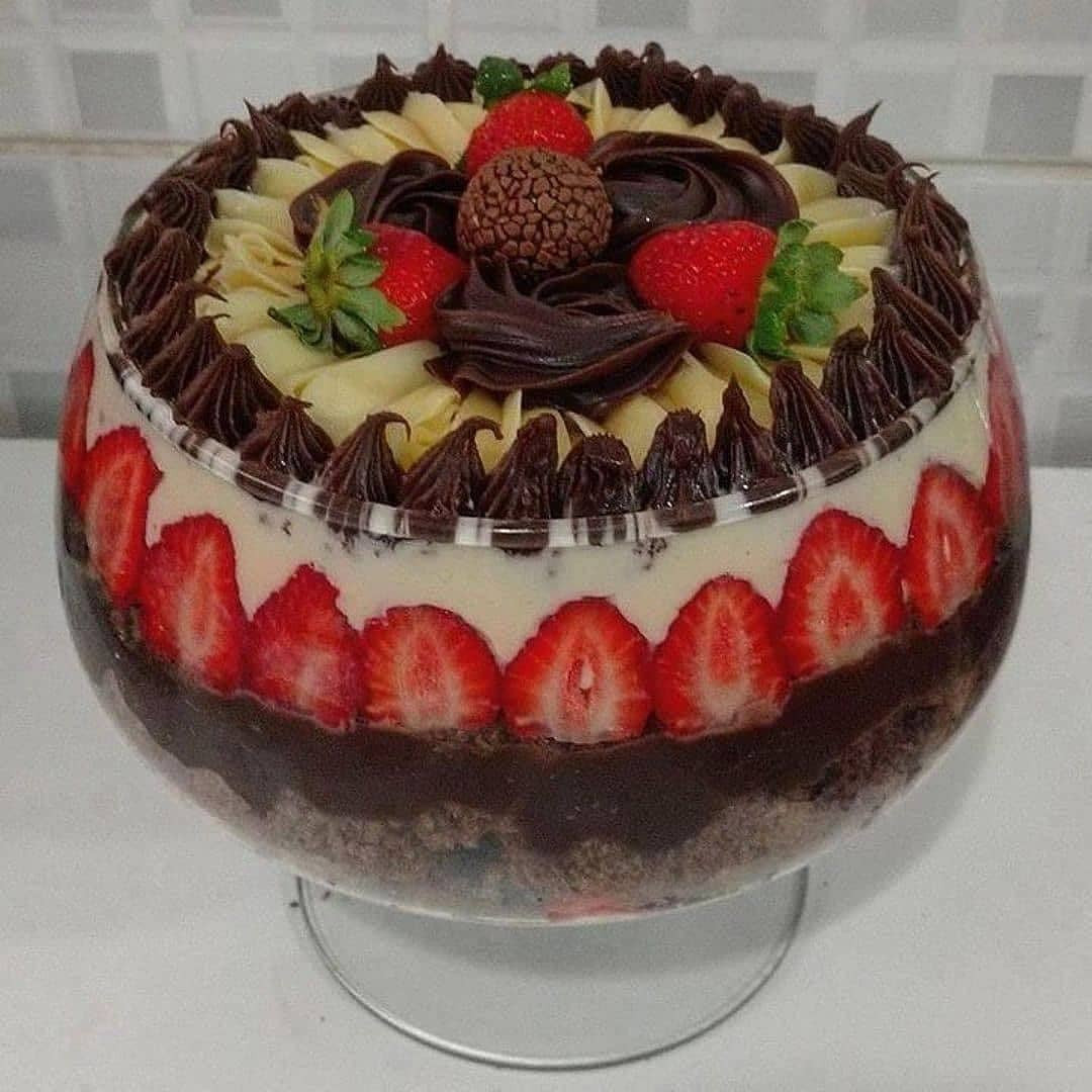 Bolo na Taça de Chocolate e Morango: Receita Festiva com Creme Ninho, Chantilly e Cobertura Elegante