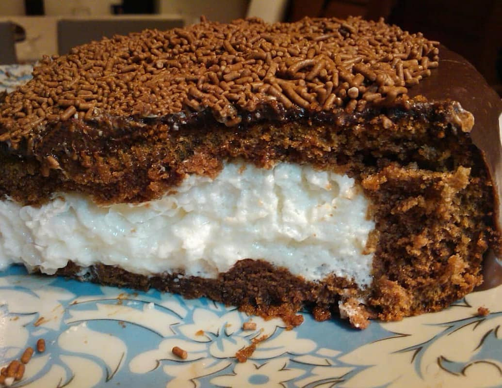 Bolo Nhá Benta Surreal: Chocolate Cake with Marshmallow Filling and Chocolate Sprinkles