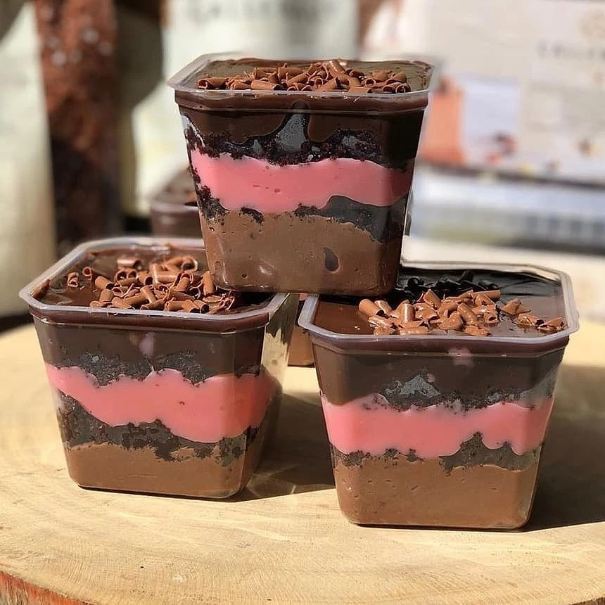 Bolo no pote com camocola chocolate, recheio morango e brigadeiro