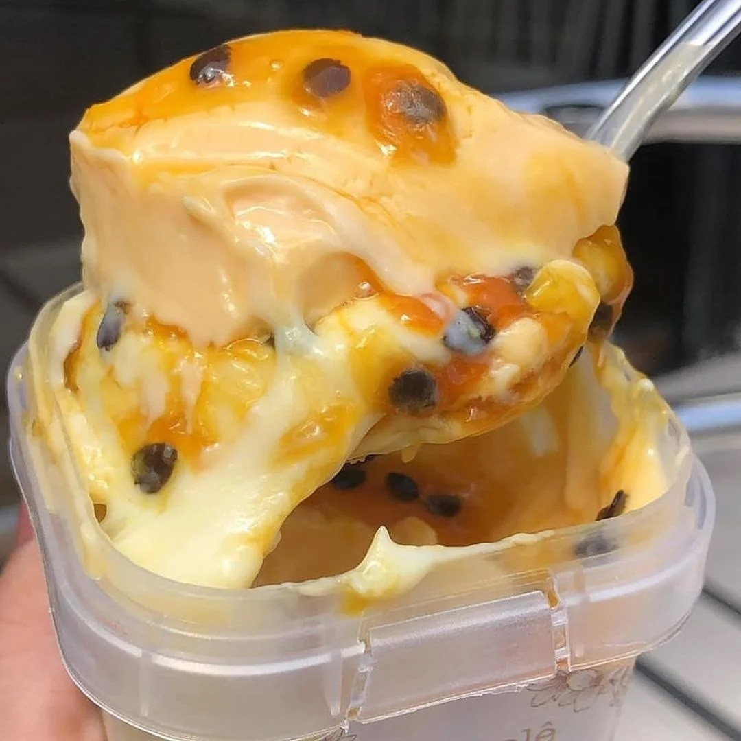 Bolo no pote sabor maracujá com mousse cremoso e polpa de frutas