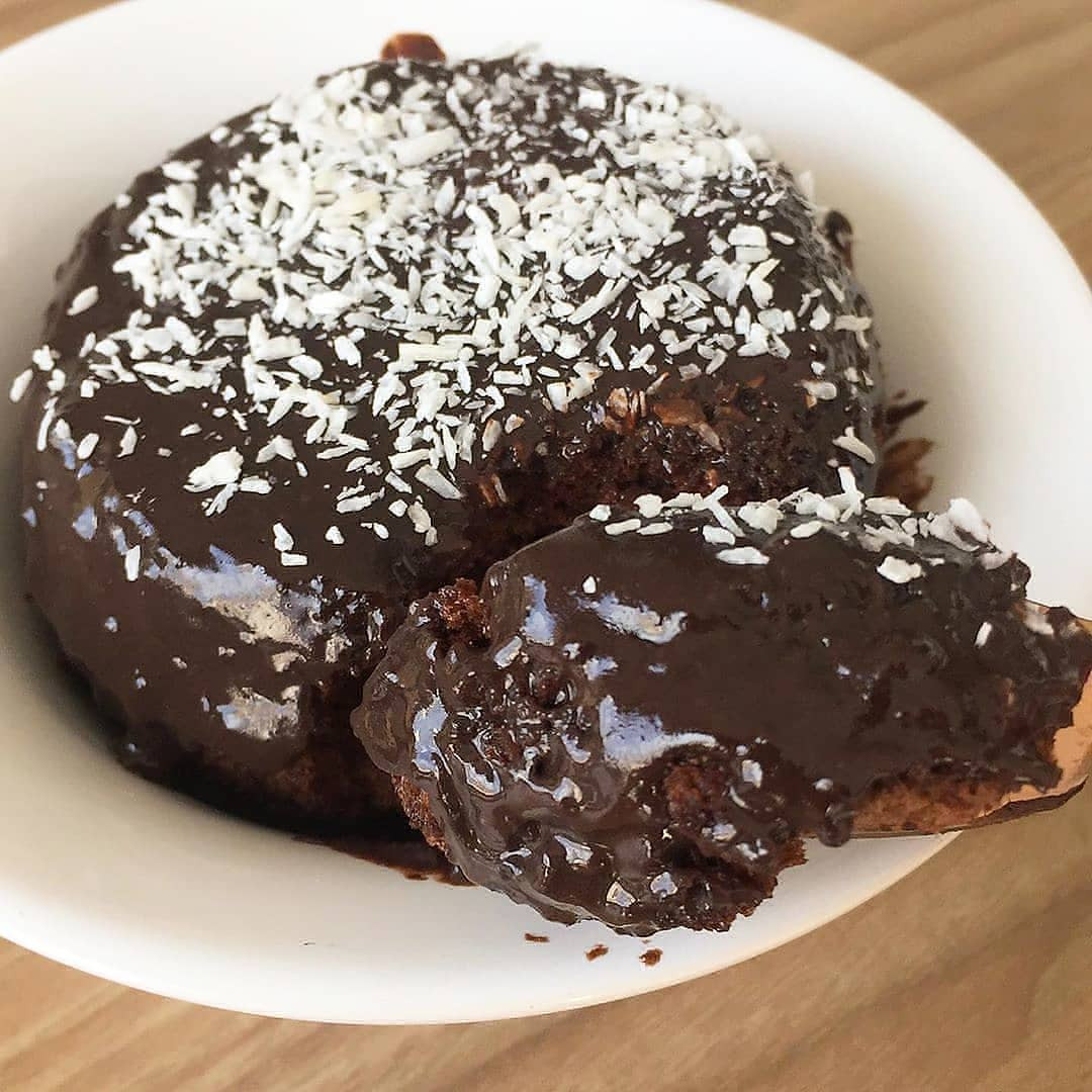 Bolo Saudável de Chocolate em Caneca com Cobertura Cremosa e Coco Ralado