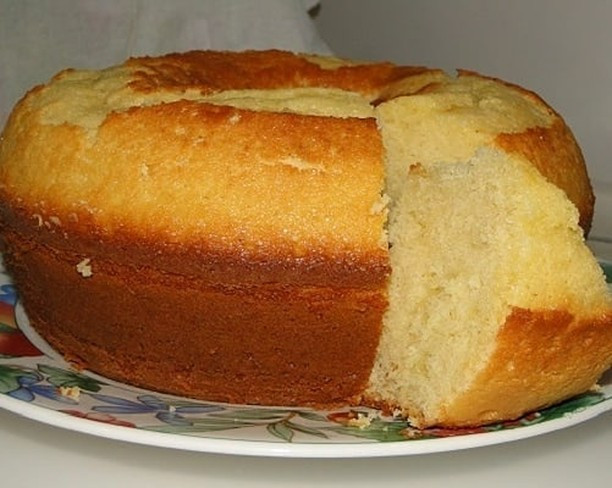 Bolo simples e econômico: receita de bolo fofinho com farinha, amido de milho e manteiga