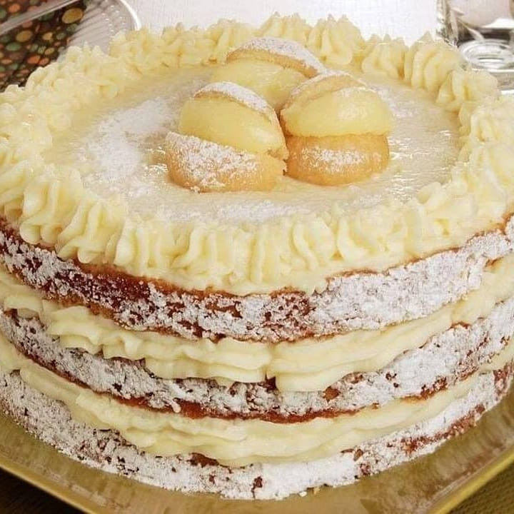 Bolo Sonho: Bolo cam tầng kem béo ngậy phủ đường bột và mini sonhos