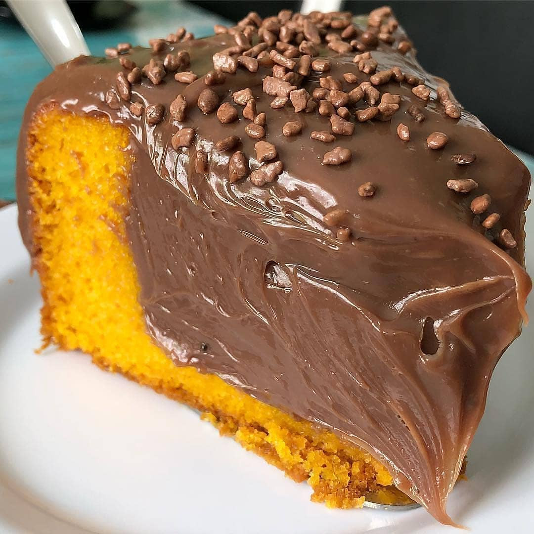 Bolo Supremo de Cenoura com Recheio de Brigadeiro Fake