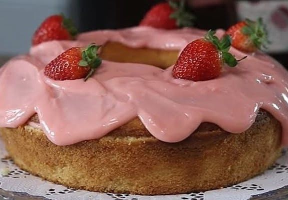 Bolo Surpresa de Morango com Recheio Brigadeiro