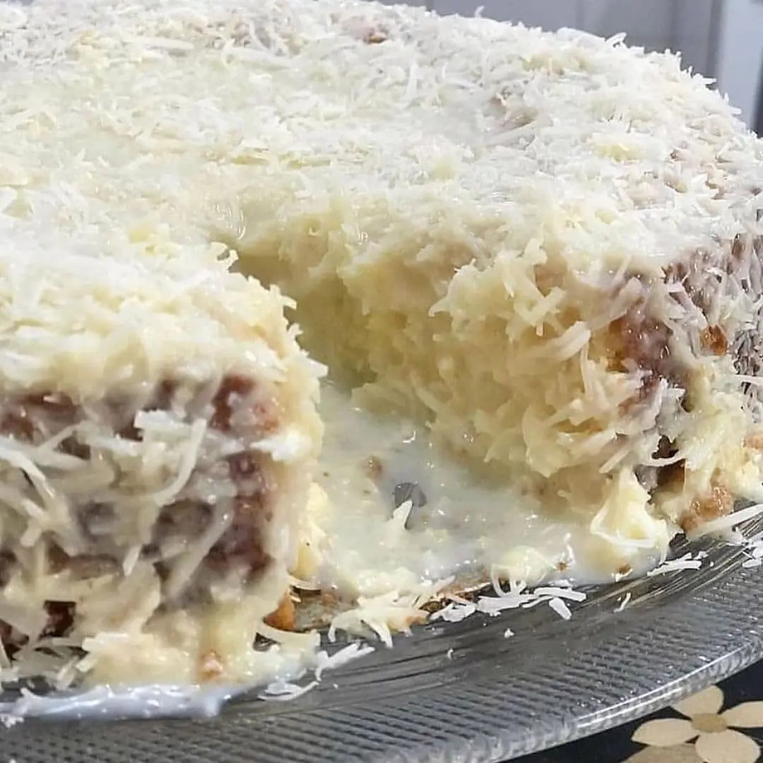 Bolo toalha felpuda com recheio de leite condensado e coco ralado