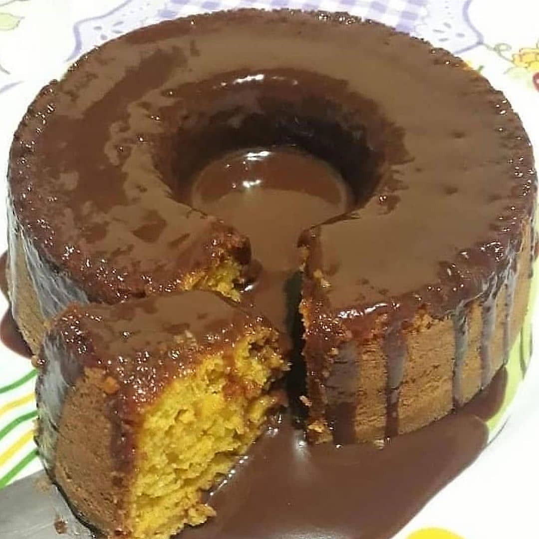 Bolo vulcão de cenoura com chocolate: Receita fácil de bolo redondo, miềm xốp phủ sốt sô-cô-la brigadeiro mềm