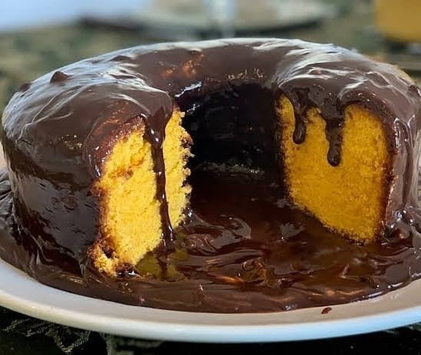 Bolo vulcão de chocolate com cobertura: receita deliciosa e fácil de fazer