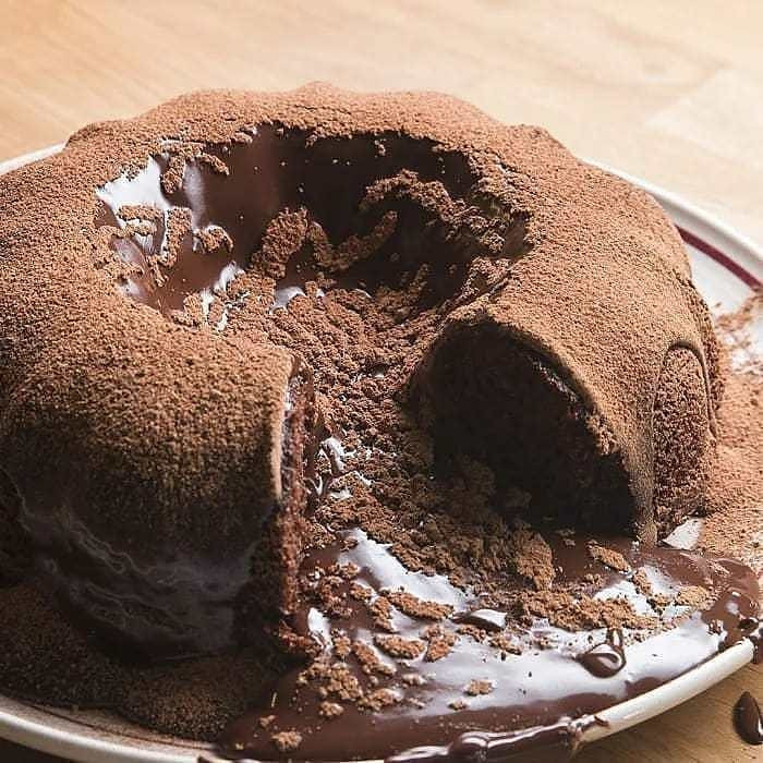 Bolo Vulcão de Chocolate com Ganache derretendo e Cacau em pó