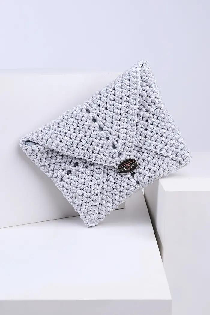 Bolsa Crochê Envelope com Fio Fosco e Botão Metálico