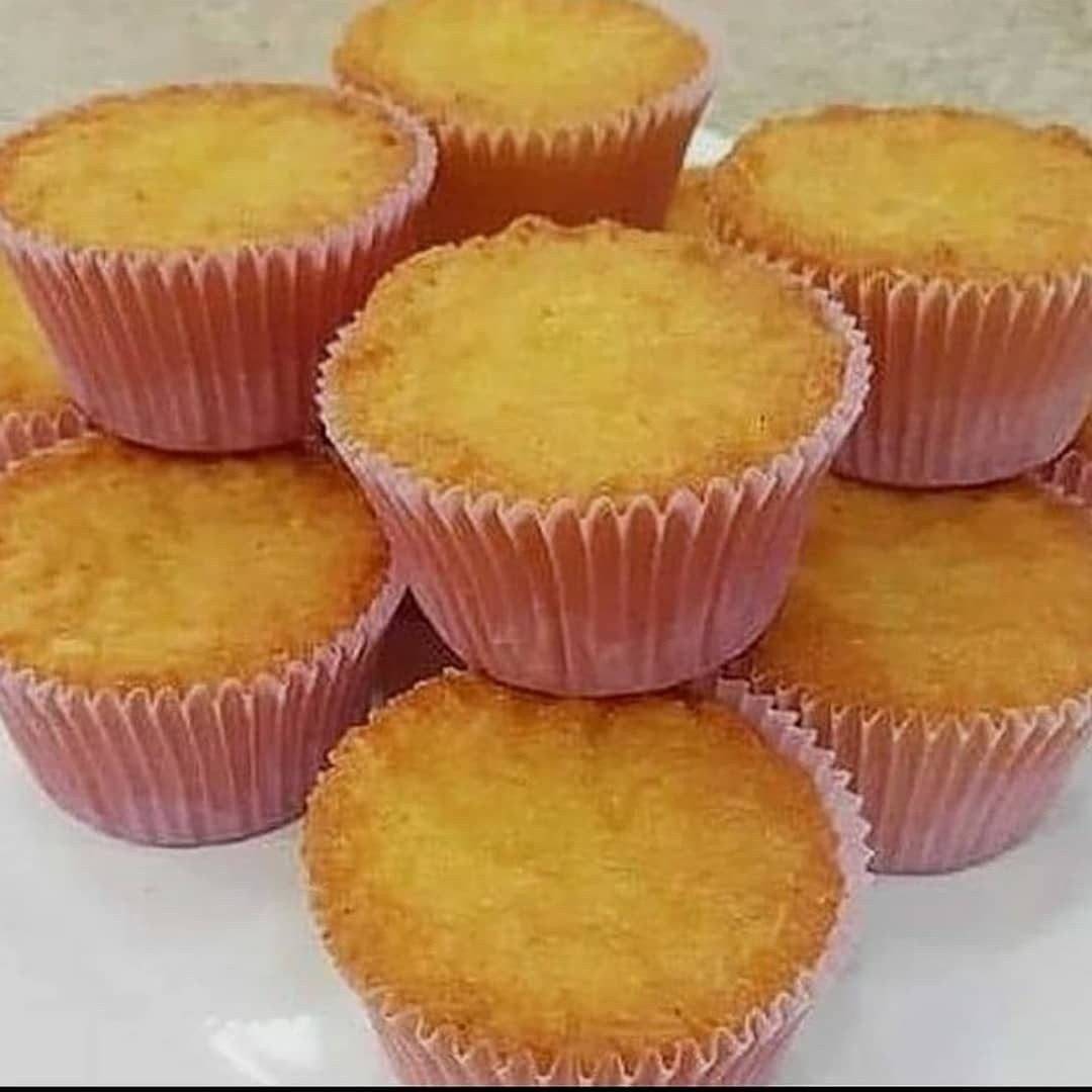 Bombocado: Muffin dừa nướng giòn tan với phô mai Parmesan và vỏ giấy hồng