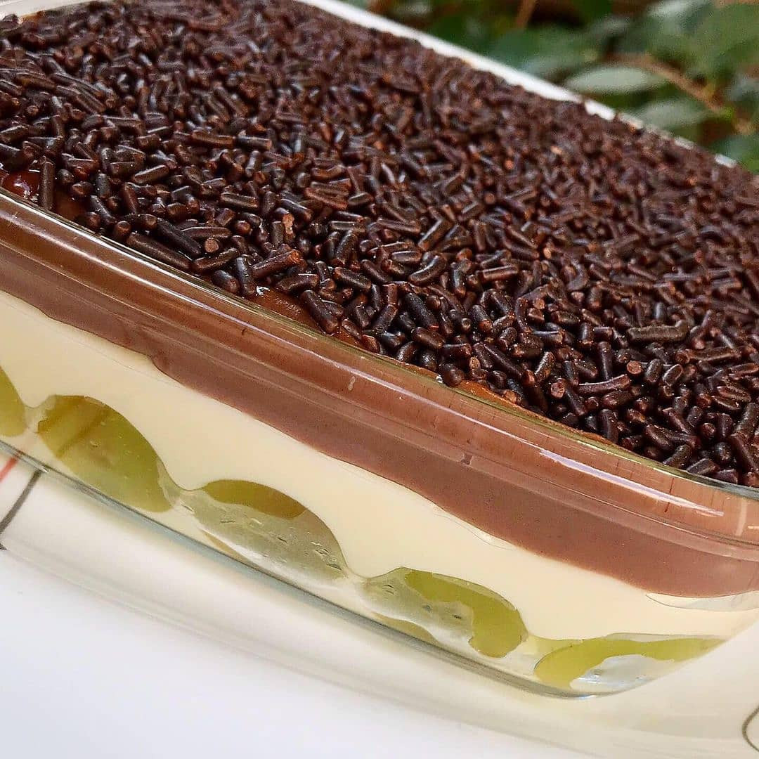 Bombom na travessa com uvas: Tráng miệng lớp nho, kem sữa và sô cô la