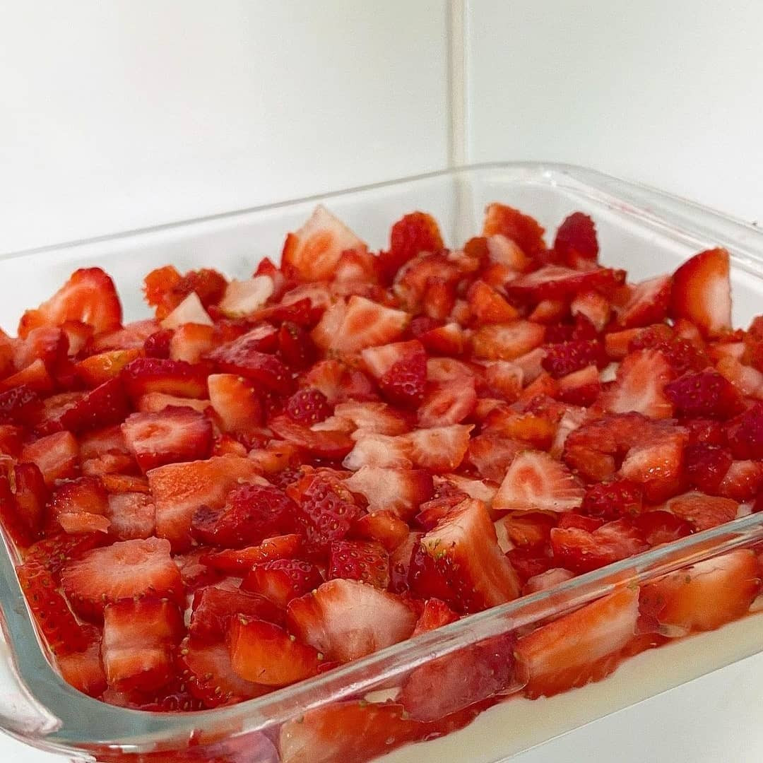 Bombom na Travessa: Delicious Strawberry and Soft Brigadeiro Dessert with Chocolate Sauce and Sprinkles