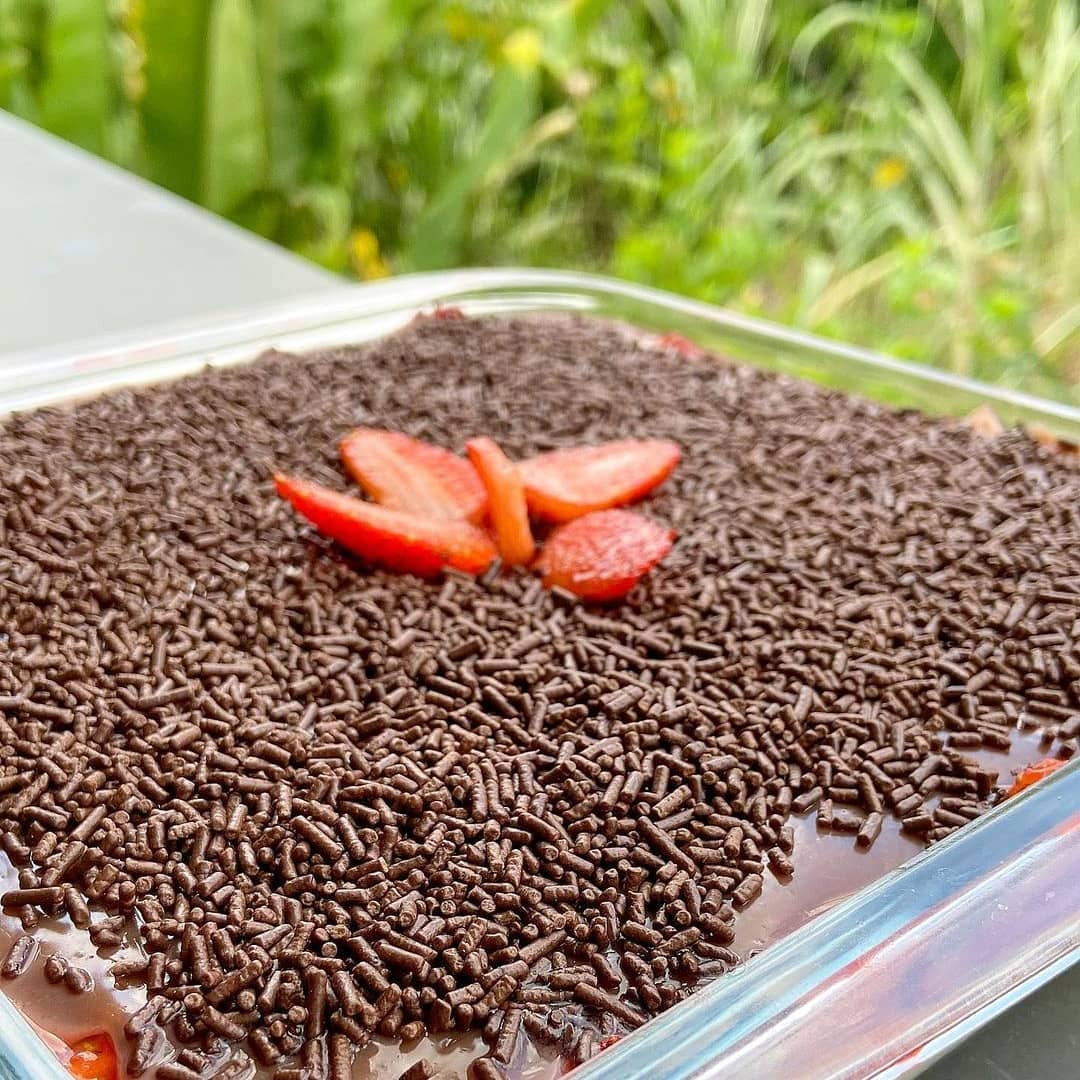 Bombom na Travessa: Delicious Strawberry and Soft Brigadeiro Dessert with Chocolate Sauce and Sprinkles