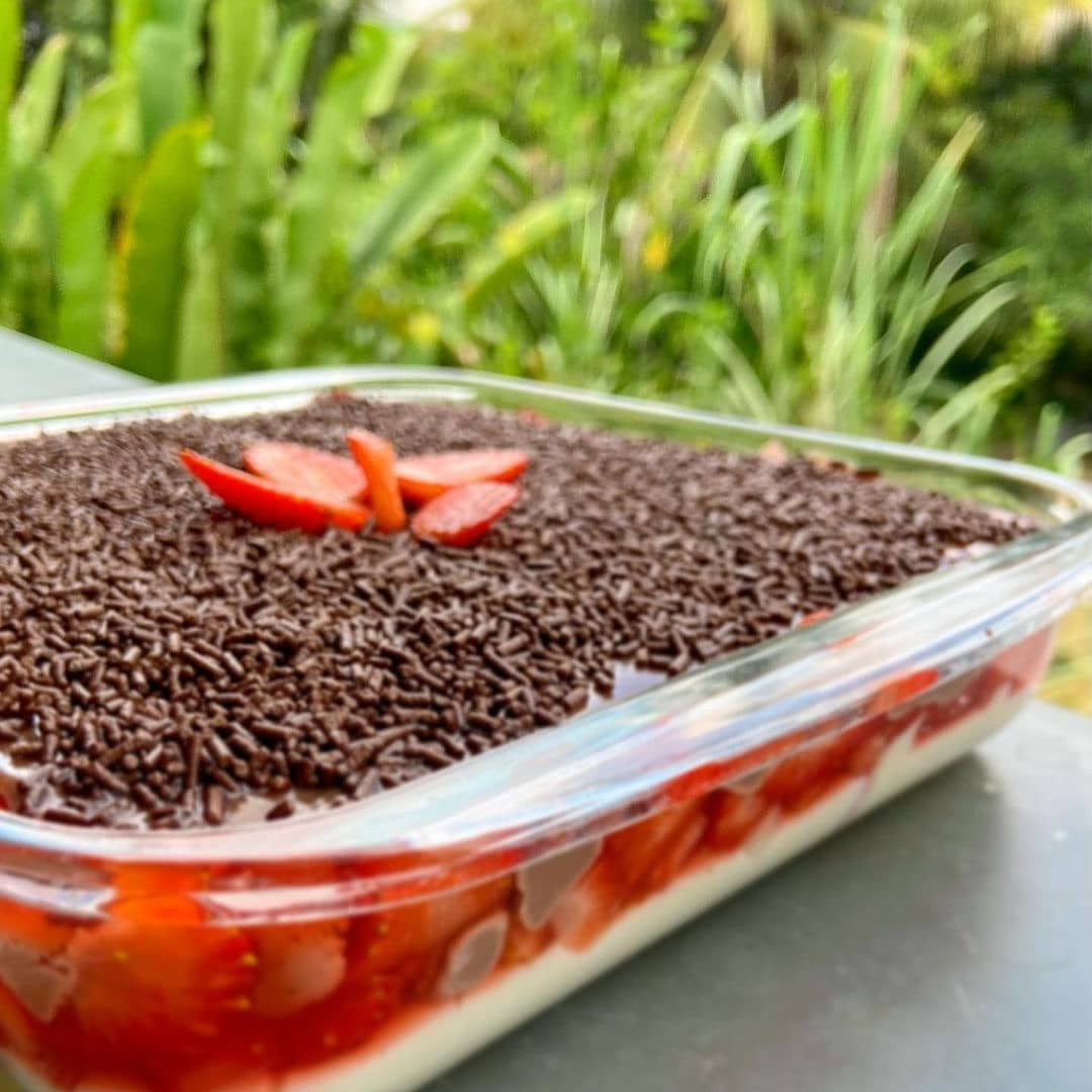 Bombom na Travessa: Delicious Strawberry and Soft Brigadeiro Dessert with Chocolate Sauce and Sprinkles