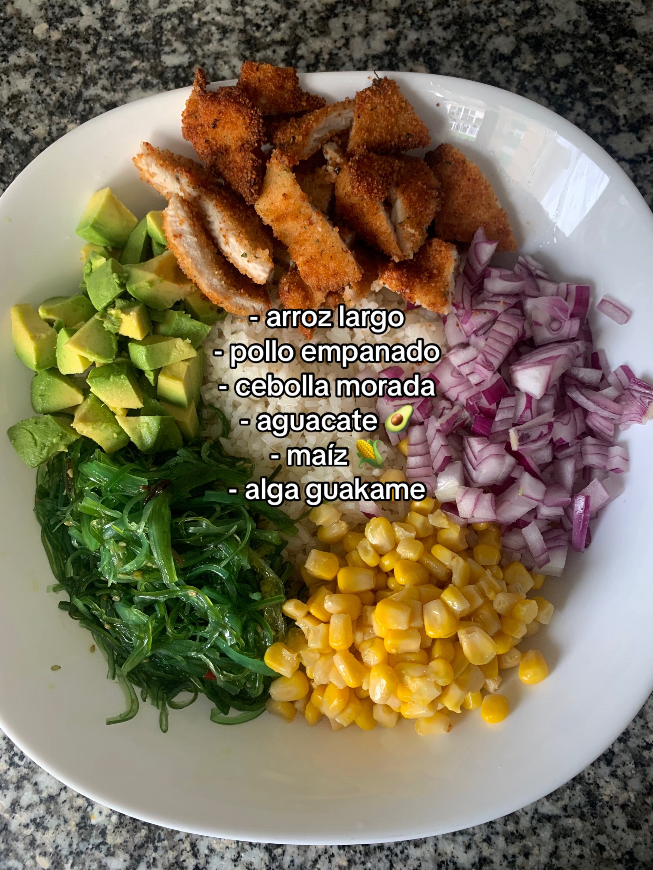 Bowl Poke tự làm với cơm gạo dài, gà tẩm bột chiên giòn, bơ, ngô, hành tím, rau diếp biển, dưa chuột và cà chua bi sốt sữa chua