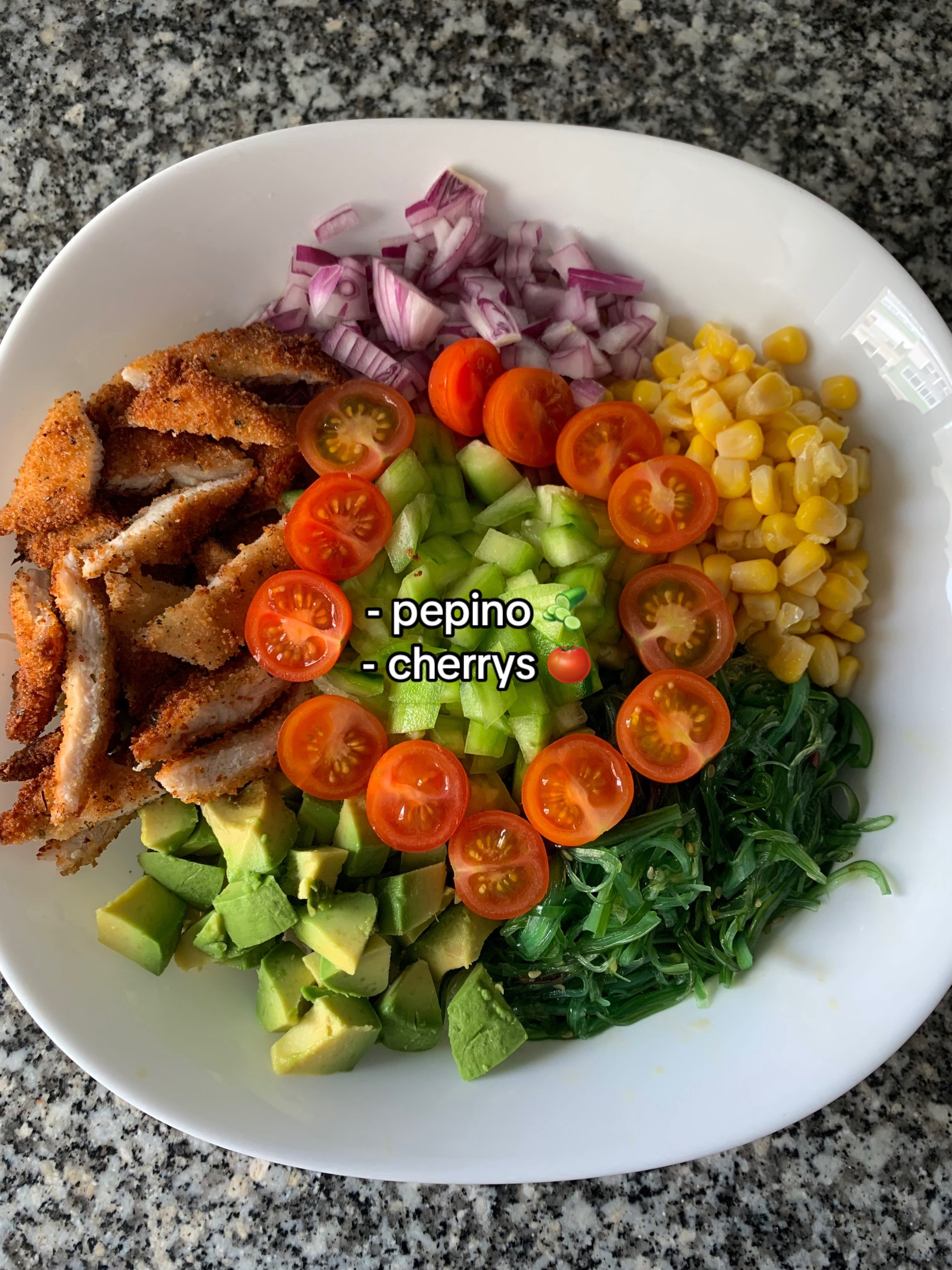 Bowl Poke tự làm với cơm gạo dài, gà tẩm bột chiên giòn, bơ, ngô, hành tím, rau diếp biển, dưa chuột và cà chua bi sốt sữa chua