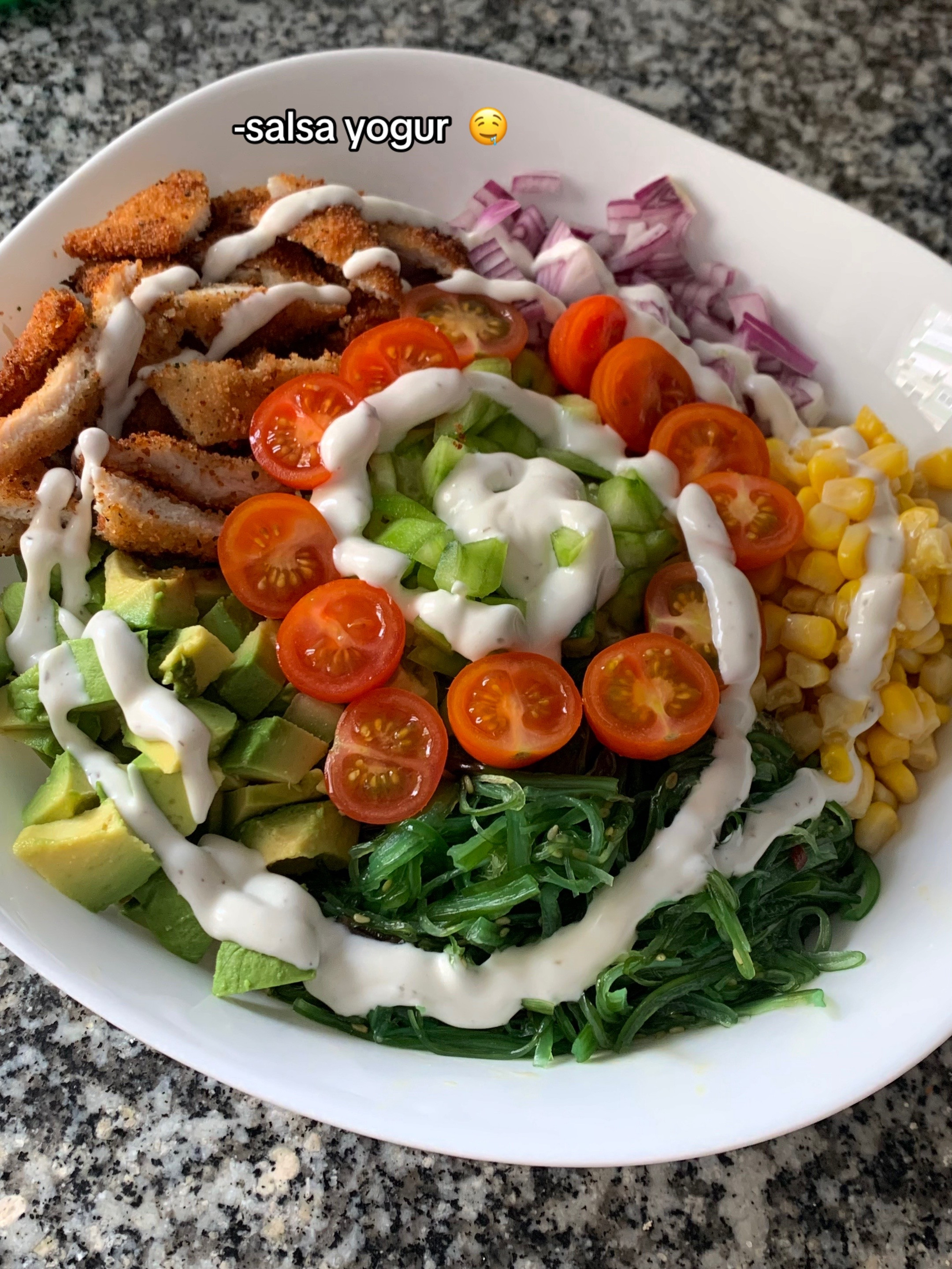 Bowl Poke tự làm với cơm gạo dài, gà tẩm bột chiên giòn, bơ, ngô, hành tím, rau diếp biển, dưa chuột và cà chua bi sốt sữa chua
