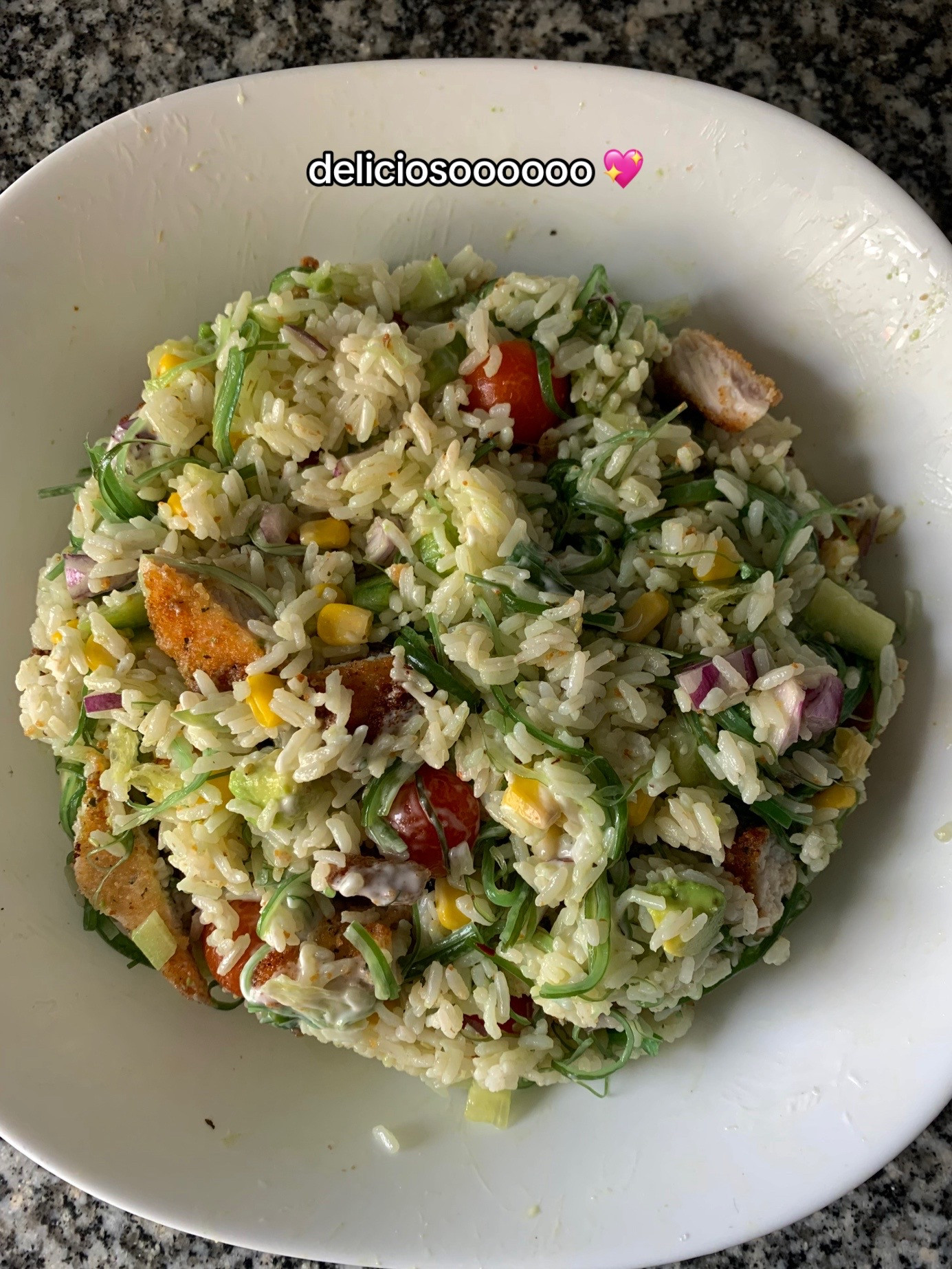 Bowl Poke tự làm với cơm gạo dài, gà tẩm bột chiên giòn, bơ, ngô, hành tím, rau diếp biển, dưa chuột và cà chua bi sốt sữa chua
