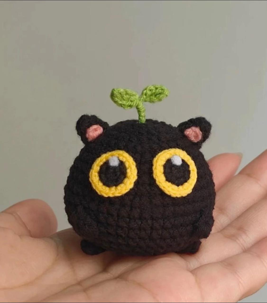 Брелок Котенко: схема вязания черного котика с листиком